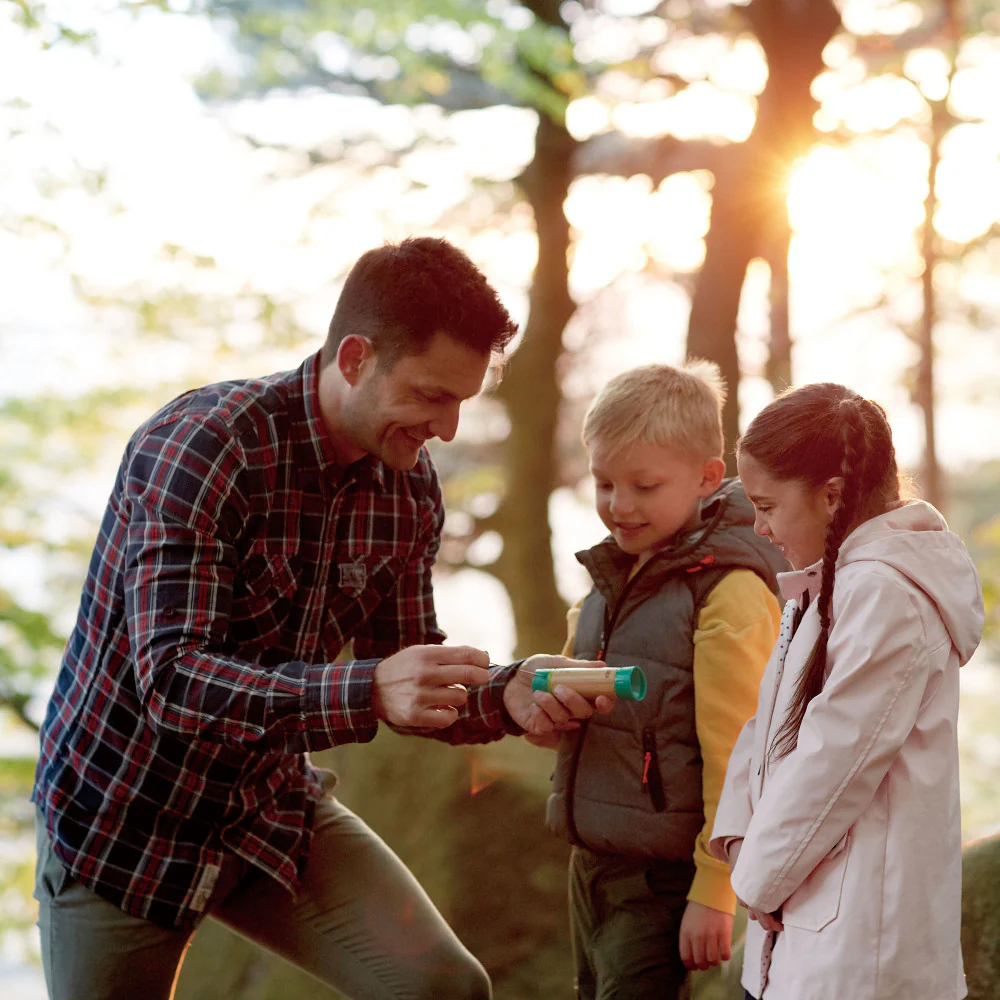 Hape Nature Fun Eco-Friendly Hand-Powered Flashlight for Kids 4+ - Image 4