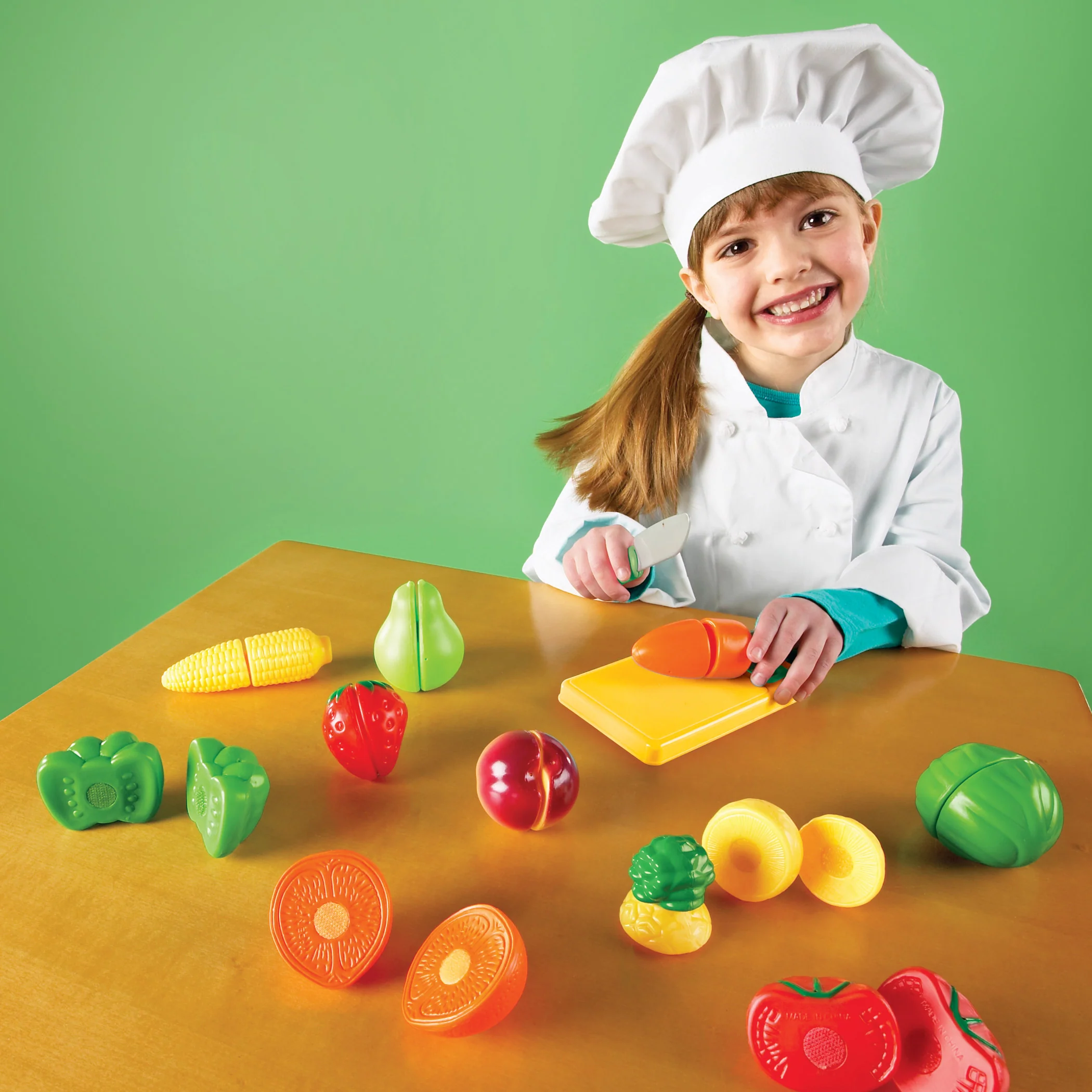 Learning Resources Pretend & Play Sliceable Fruits & Veggies Set - Image 4