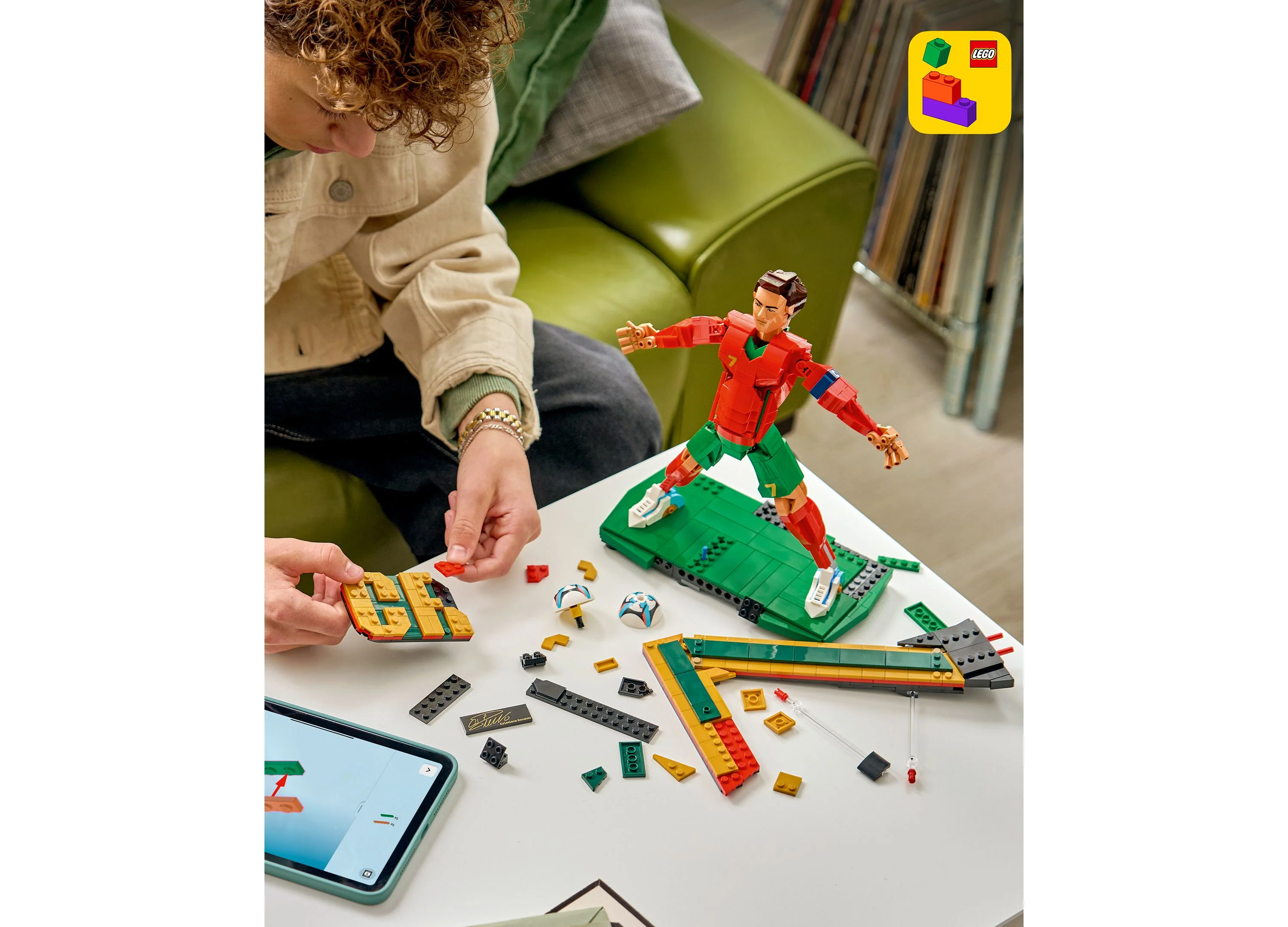 LEGO Editions Cristiano Ronaldo Soccer Legend Building Set, 854 Pieces - Image 5