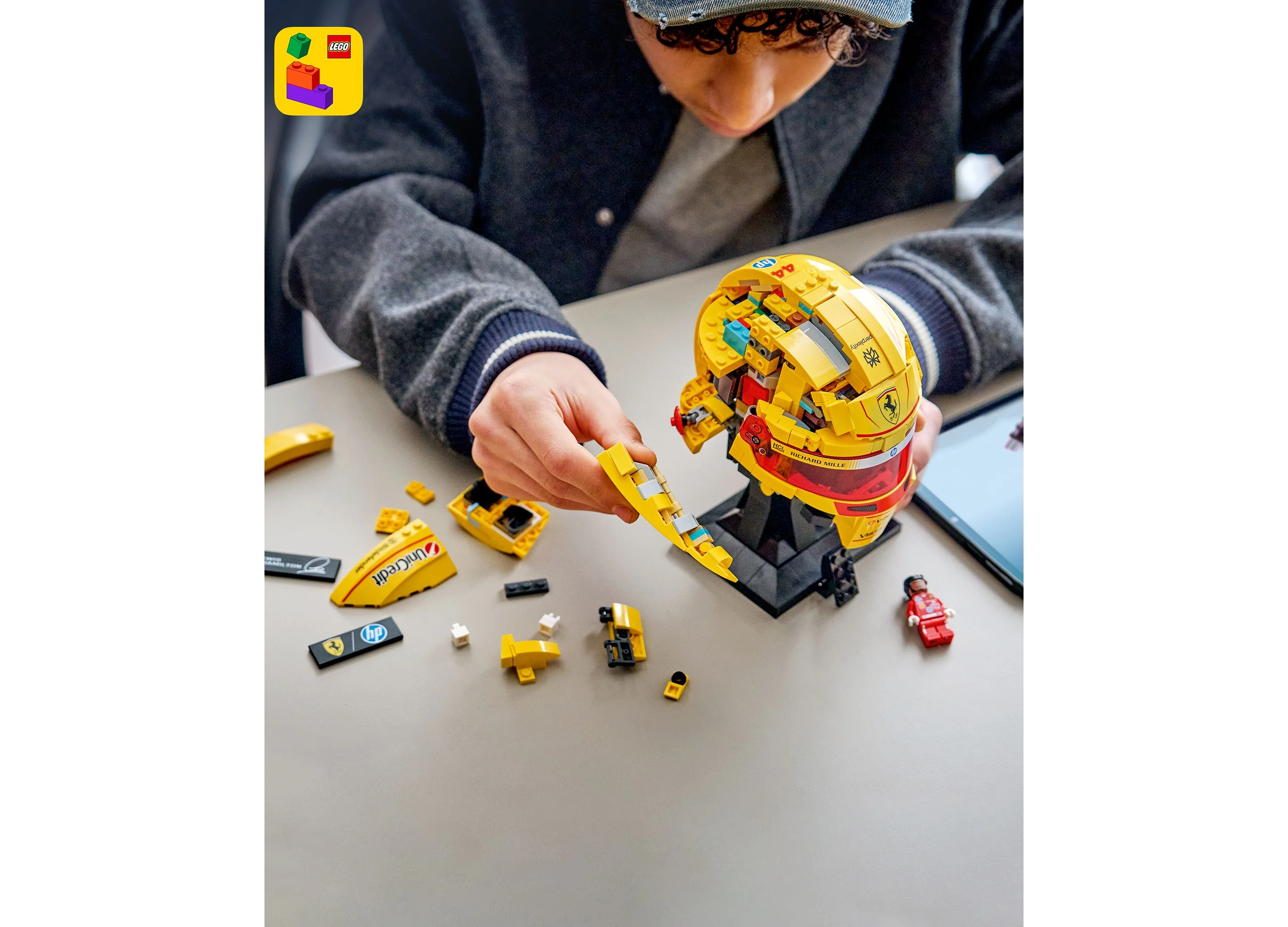 LEGO Editions Scuderia Ferrari HP Lewis Hamilton Helmet Building Set - 884 Pieces - Image 4