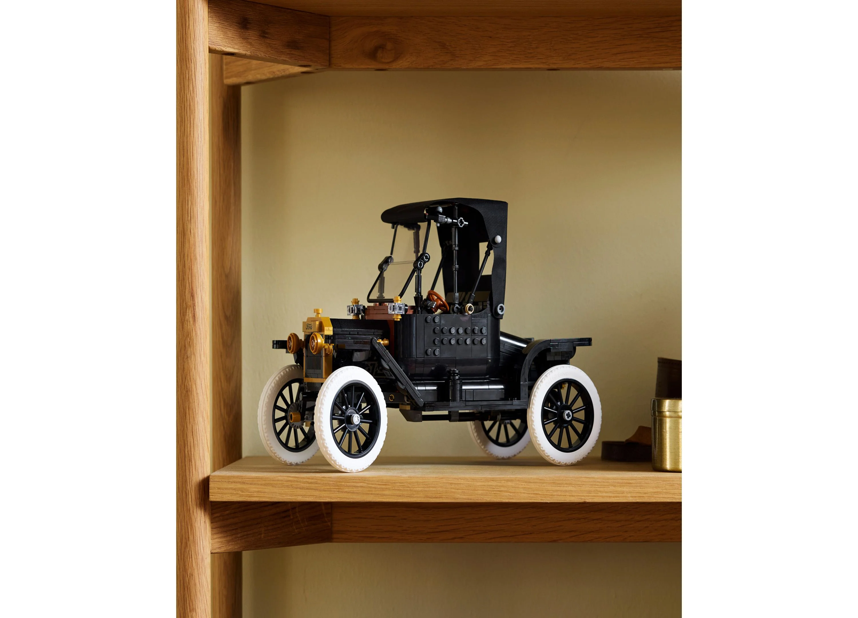 LEGO Icons Ford Model T Vintage Car Building Set - 1060 Pieces - Image 4