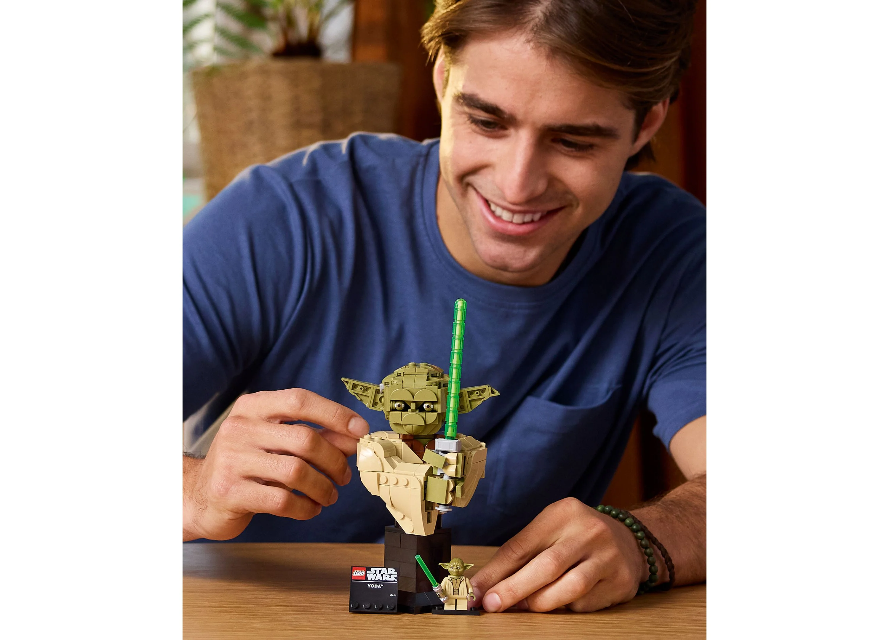 LEGO Star Wars Yoda Bust Building Set - 399 Pieces - Image 3
