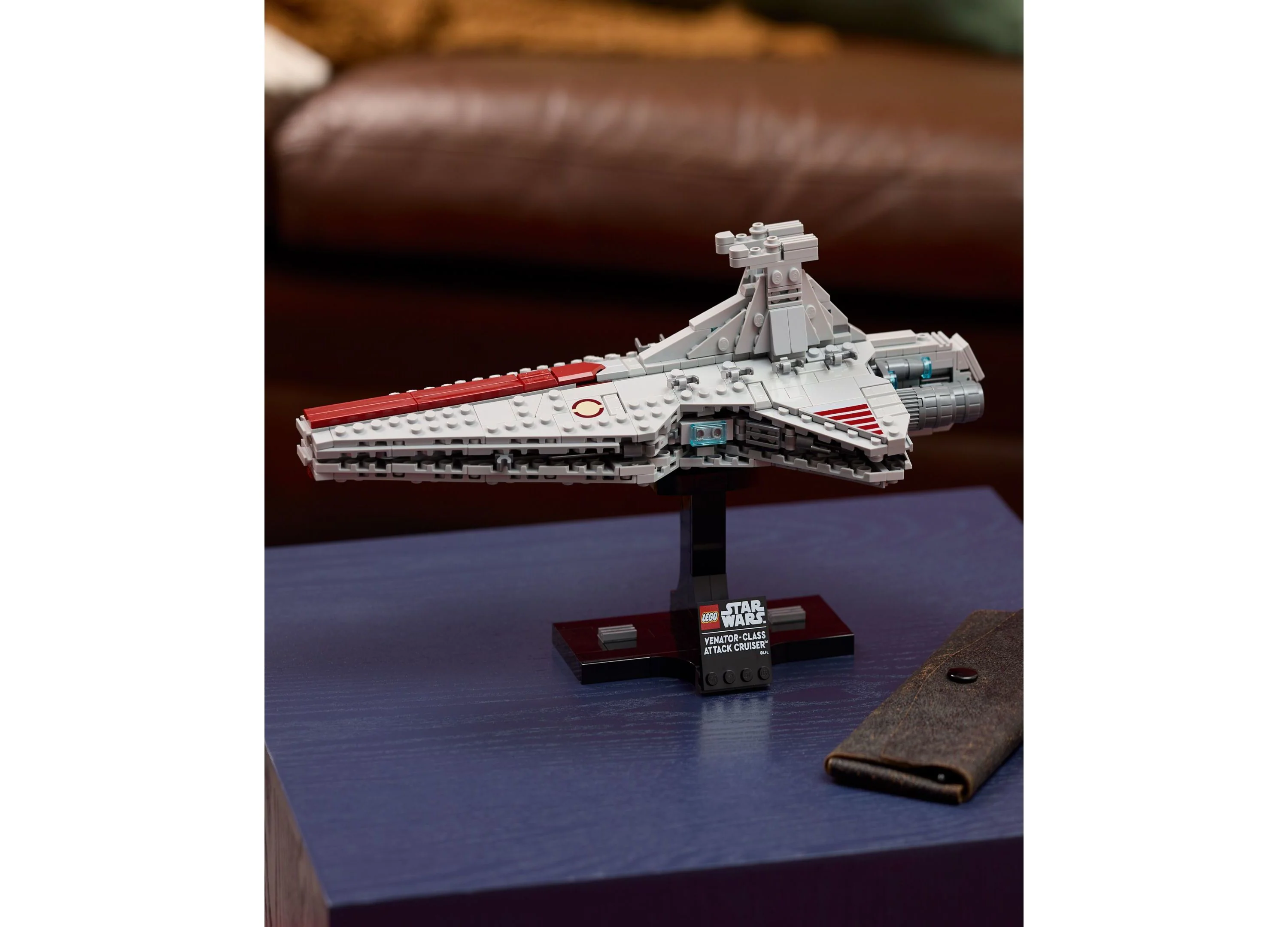 LEGO Star Wars Venator-Class Attack Cruiser Building Kit, 643 Pieces - Image 3