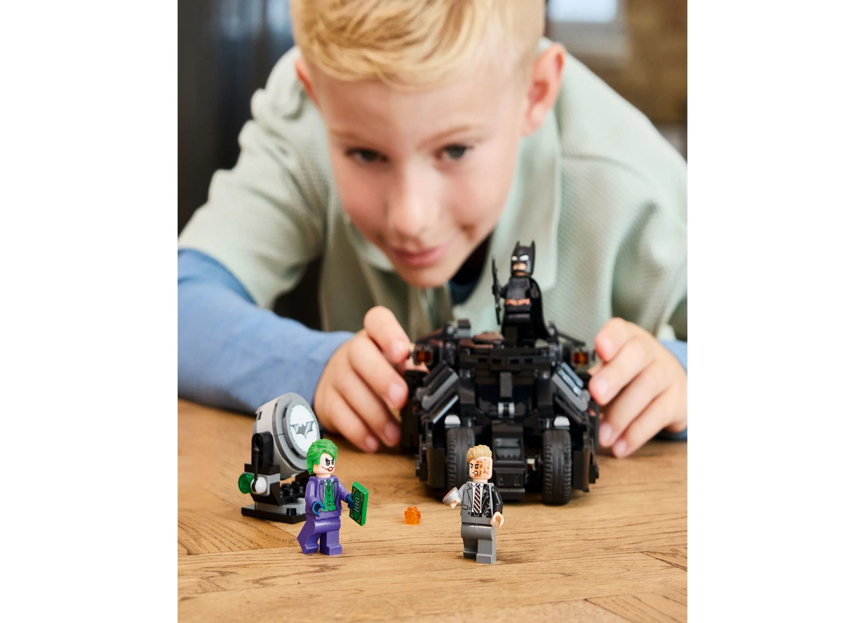 LEGO Batman Tumbler Showdown 429-Piece Set with Minifigures - Image 2