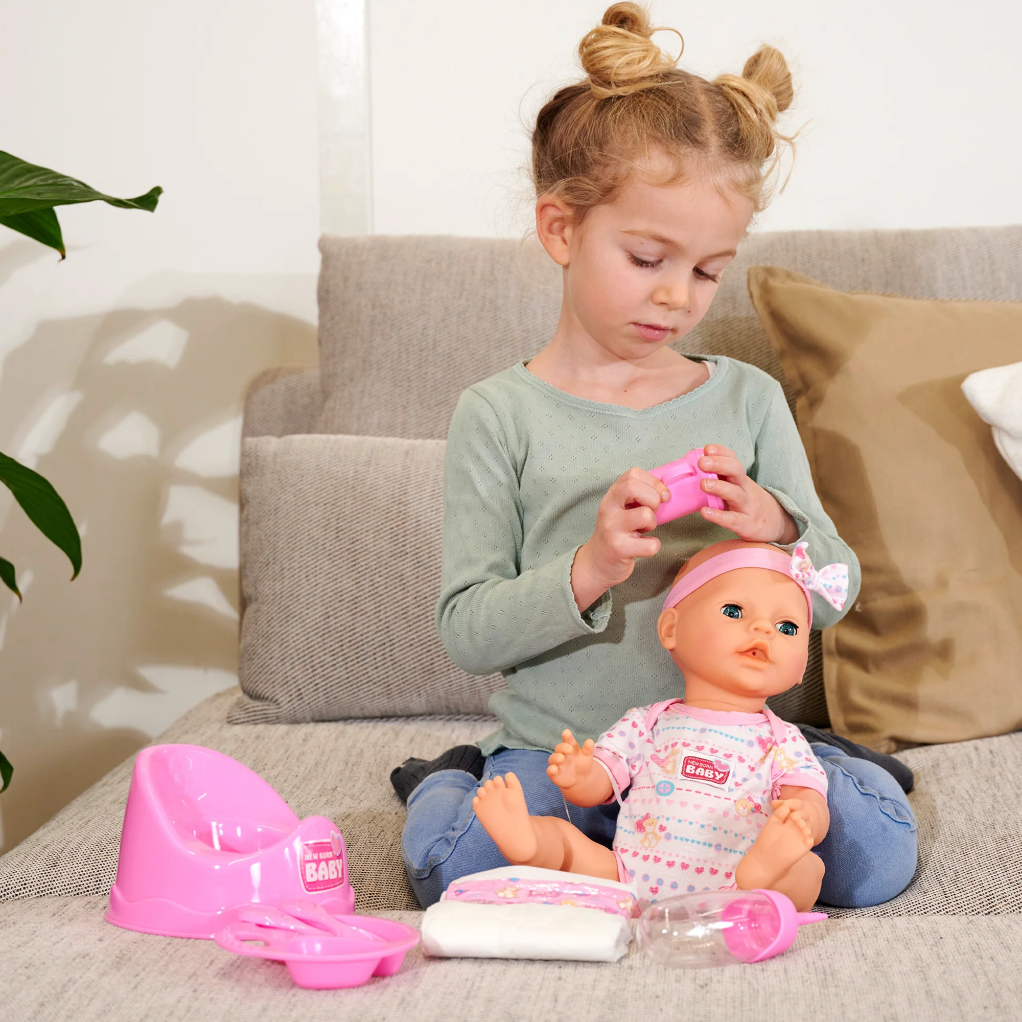 Simba Toys 17" Drink & Wet Baby Doll with Pink Heart Onesie & Accessories - Image 4