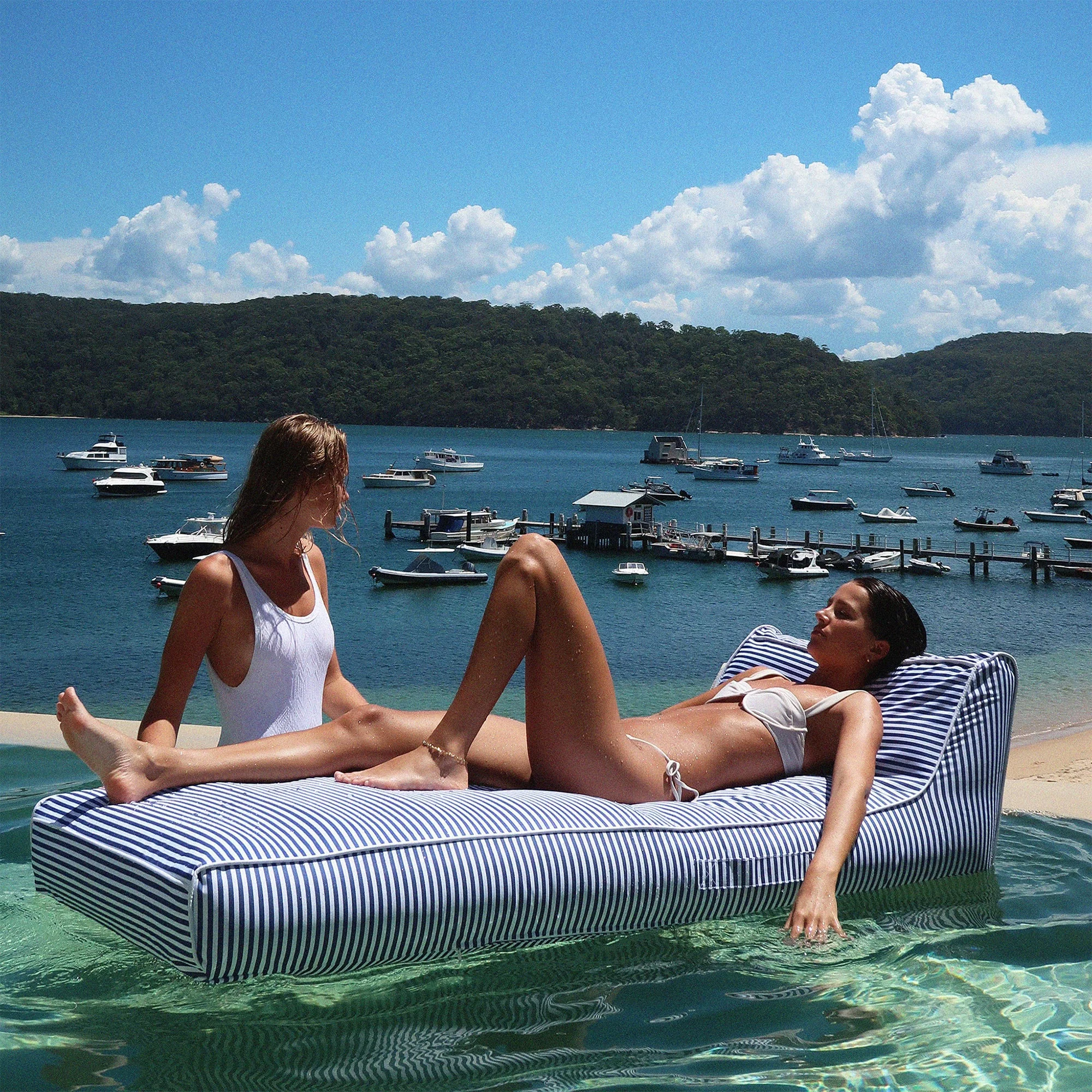 Sunnylife Luxe Lie-On Lounger - Le Weekend Navy - Inflatable Pool Float with Removable Cover - Image 4