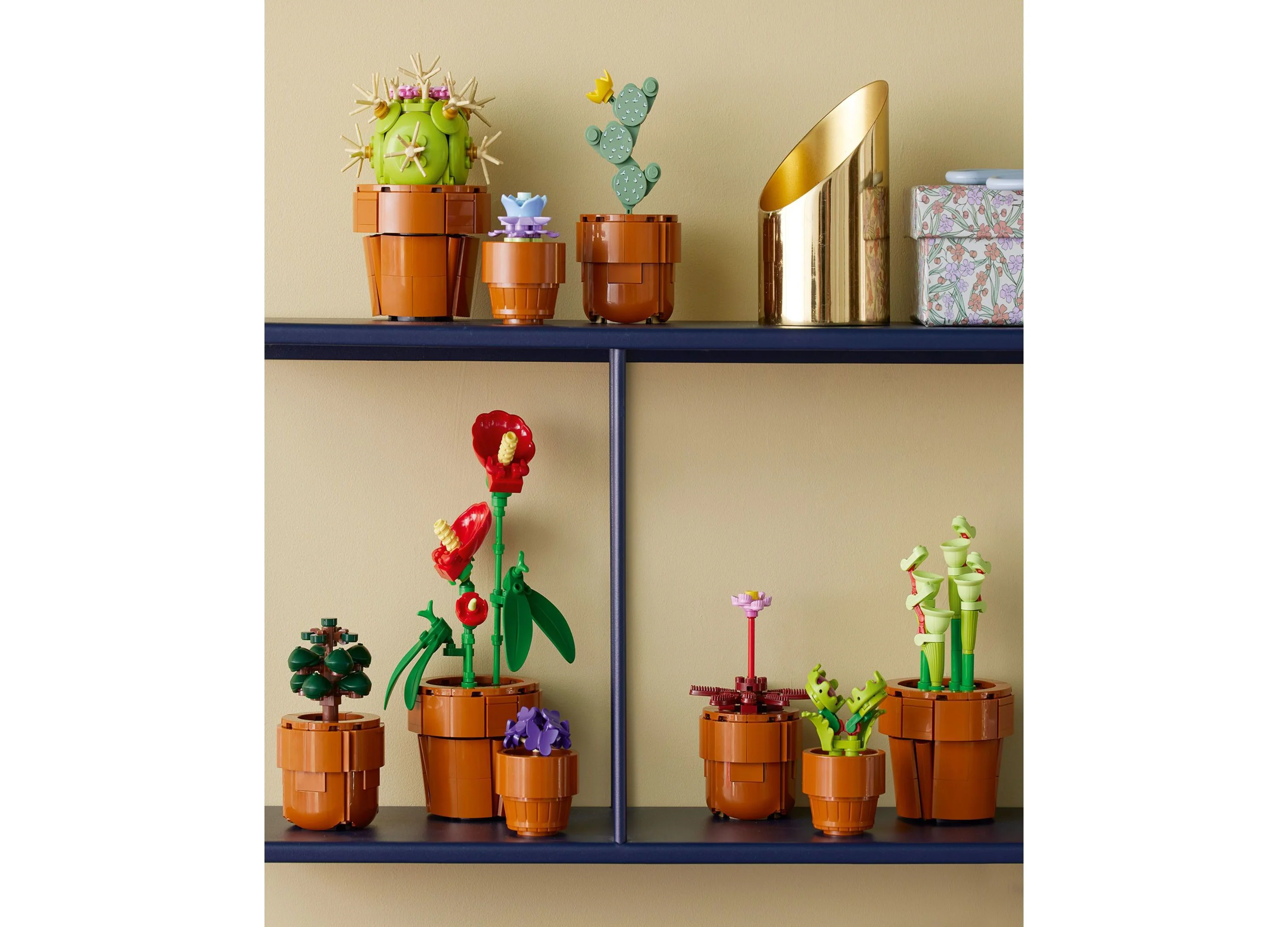 LEGO Icons Tiny Plants 758 Piece Display Set - Model 10329 - Image 8